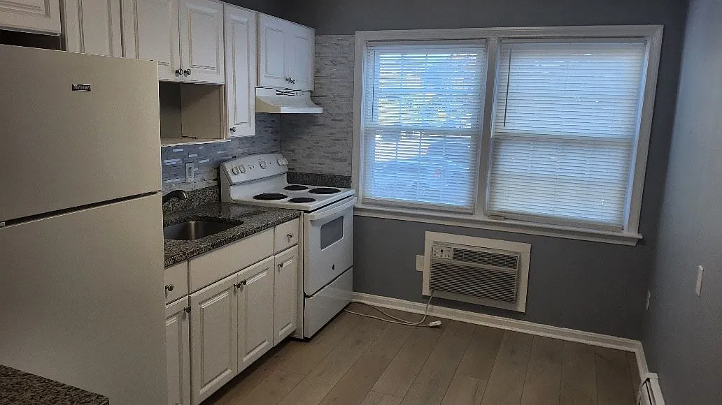 2 bed, 1.0 bath, 670 sqft, $2,100 — Photo 2