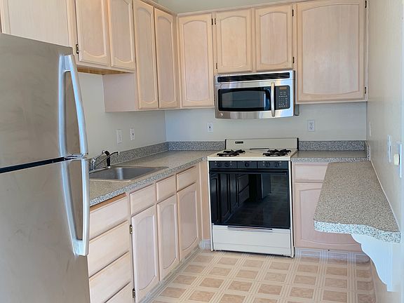 5th image of 2185 Bay St APT 11