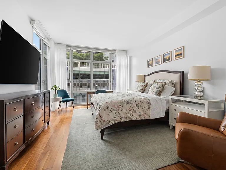 555 W 59th St #Townhouse 3C — Photo 8