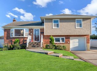 47 Genesee St, Hicksville, NY 11801