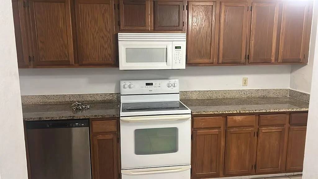 2 bed, 1.5 bath, 963 sqft, $1,900 — Photo 3