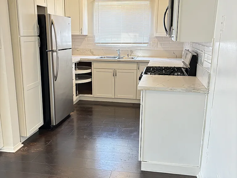 913 E Hyde Park Blvd #B — Photo 10