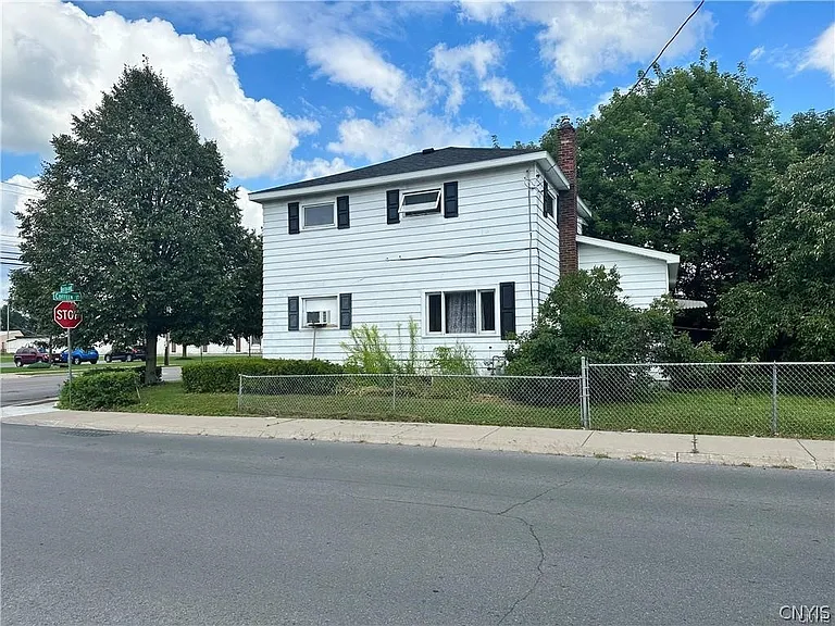 637 Coffeen St — Photo 3