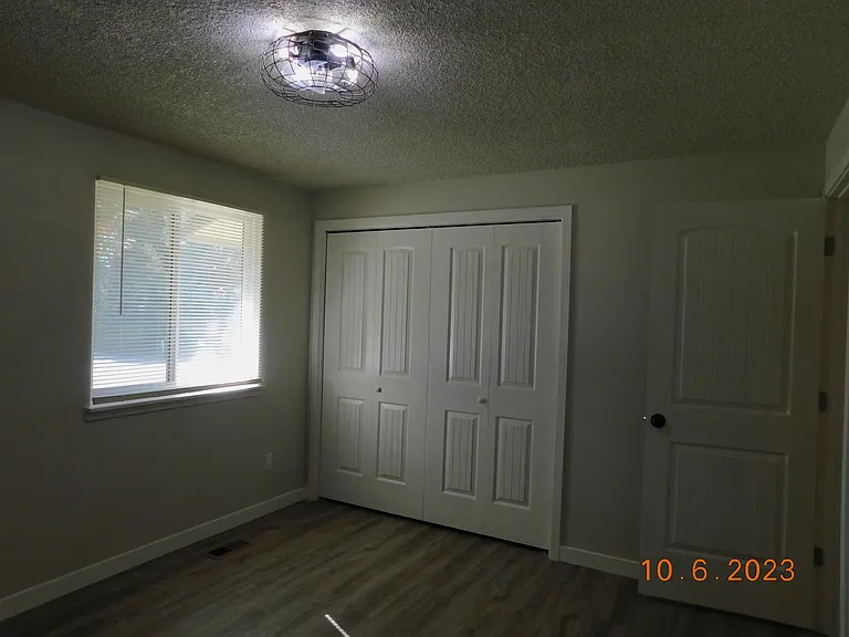 132 N Riverside Dr — Photo 16
