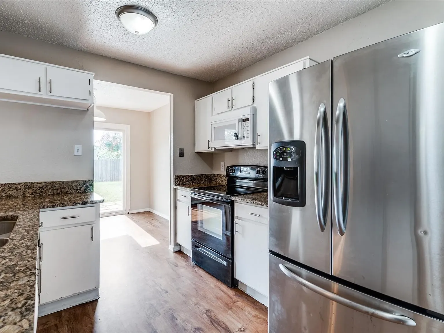 3 bed, 1052 sqft, $1,899 — Photo 2