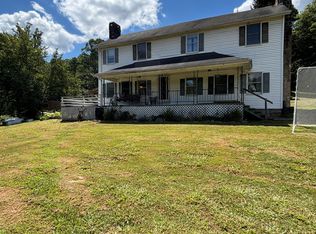 267 Rolling Meadow Rd, Mount Hope, WV 25880
