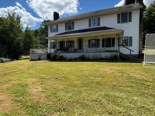 267 Rolling Meadow Rd, Mount Hope, WV 25880