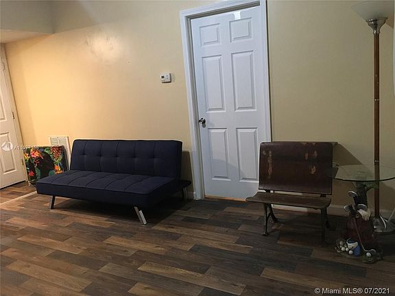 4th image of 614 10th St W #616