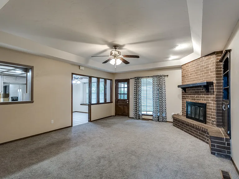 201 W Parkland Dr — Photo 2
