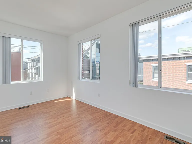 228 W George St #218 — Photo 28