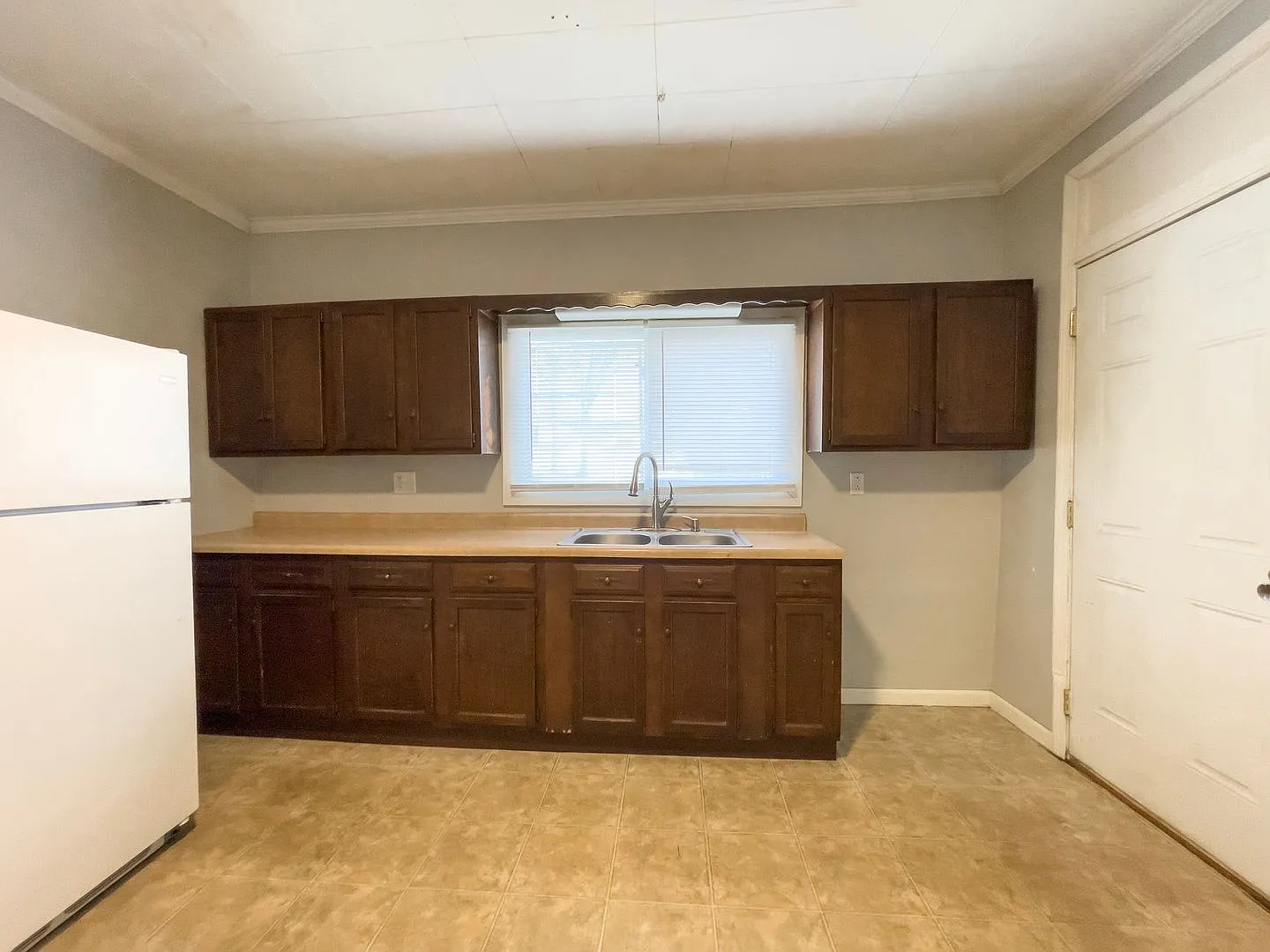 PetFriendly 4BR Walk to Ball State, in unit Washer/dryer and hardwood floors! — Photo 2