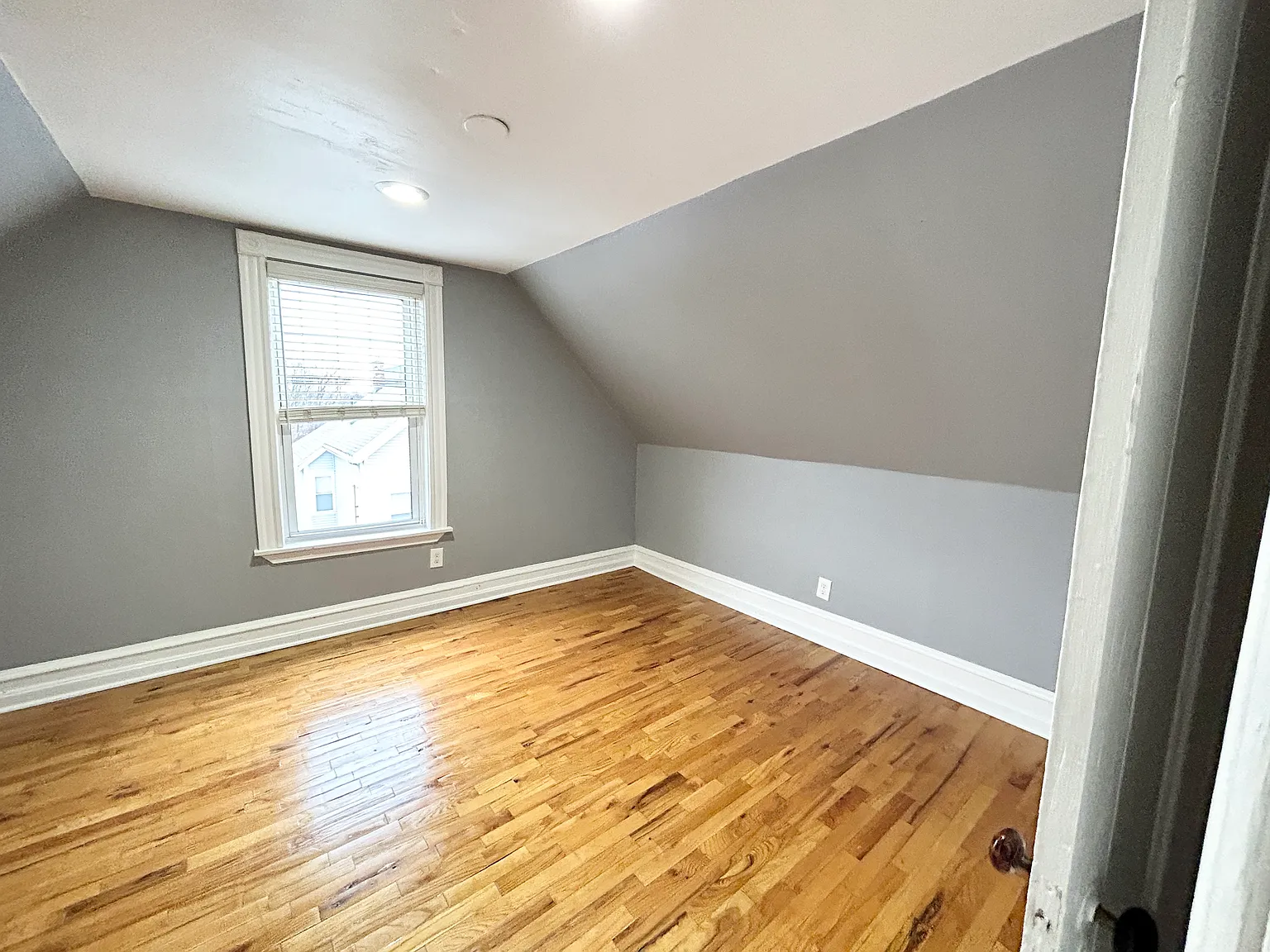 4 bed, 9999 sqft, $3,500 — Photo 2