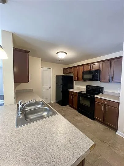 121 Colonnade Street — Photo 4
