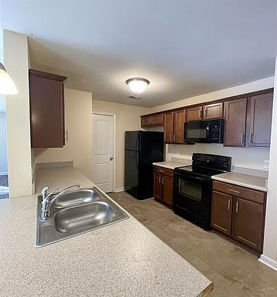 4th image of 121 Colonnade St #11078135