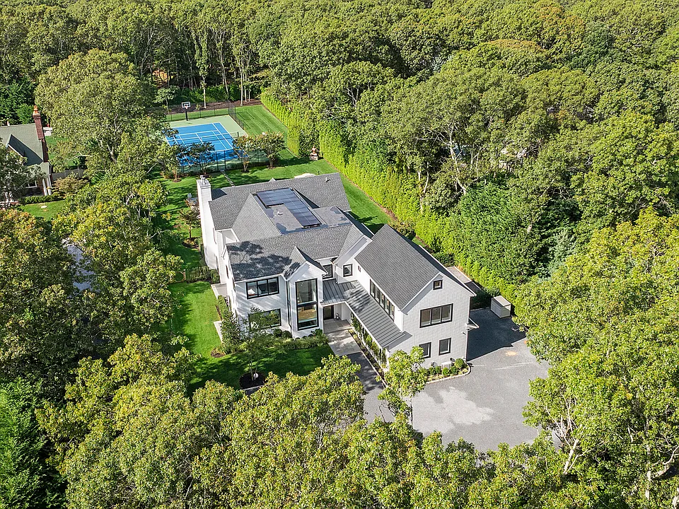 168 W Neck Rd