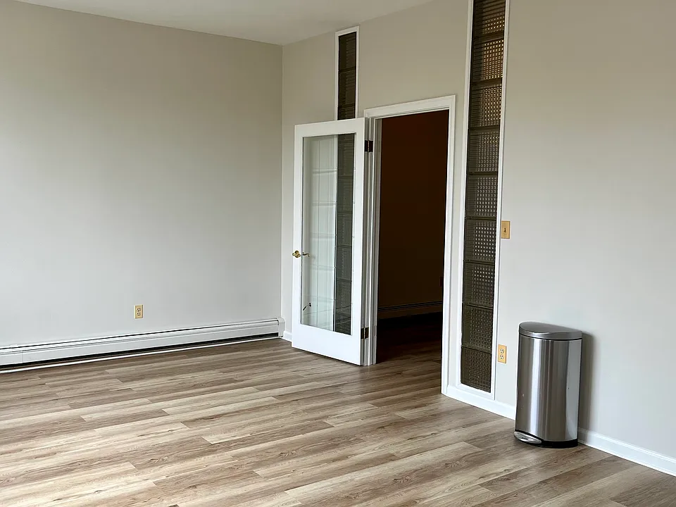 Huge 2nd bedroom with lots of light
