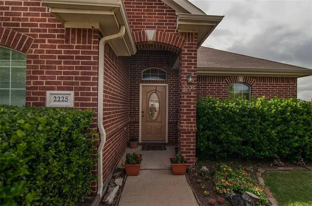 2225 Timber Creek Dr — Photo 2