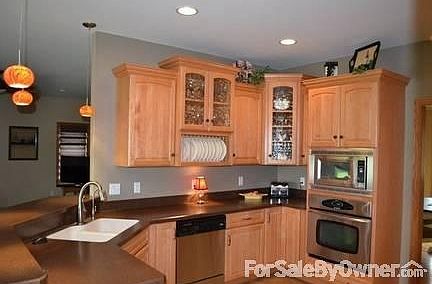 Kitchen : Maple cabinets. Stainless steel appliances stay! Drawers pull out fully.