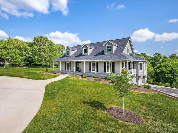 56 Amber Dr W, Horse Shoe, NC 28742