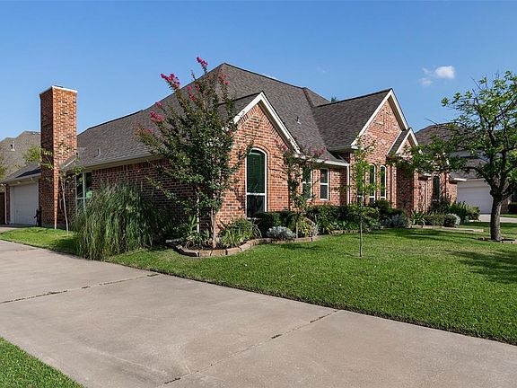 2nd image of 1105 Holland Ln