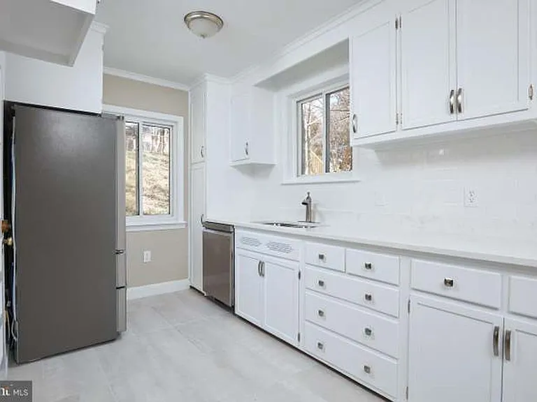 221 Dale Dr — Photo 6