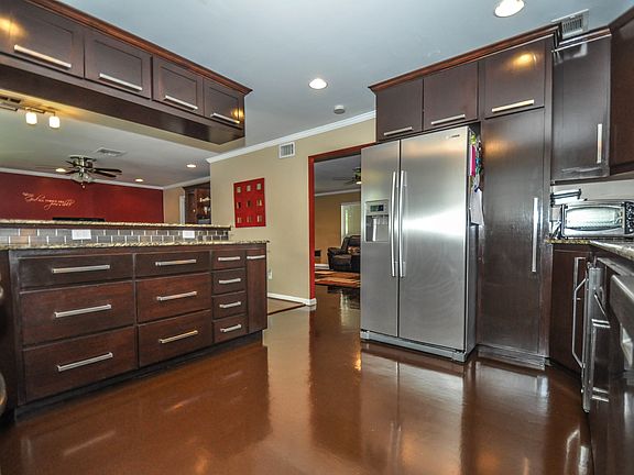 4th image of 220 Elmwood Dr