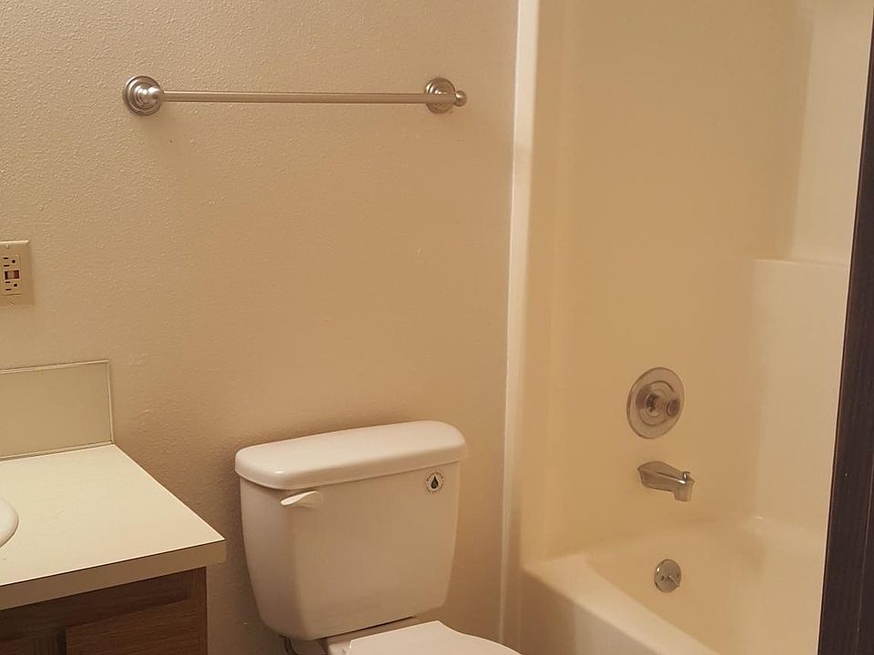 1st image of 402 6th St APT 303
