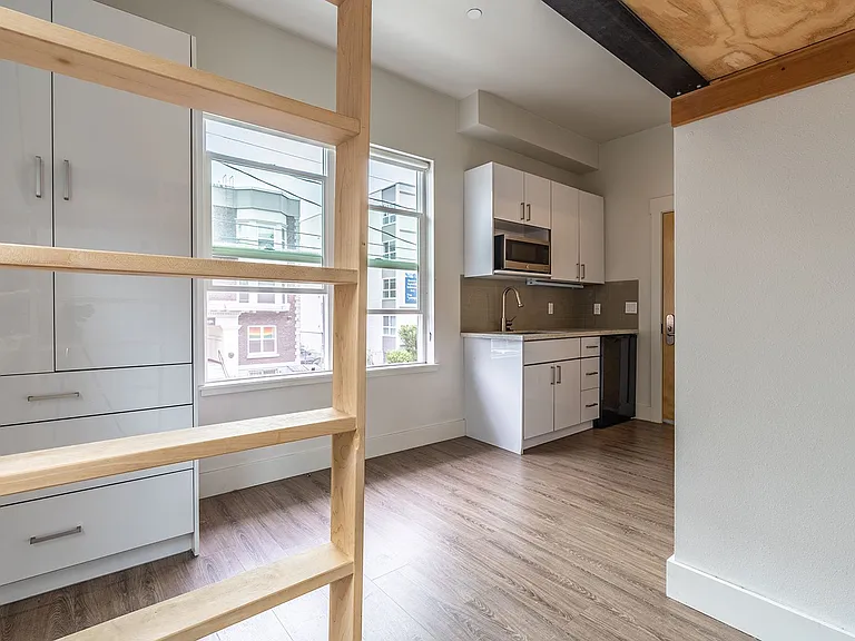 1722 Summit — Photo 31
