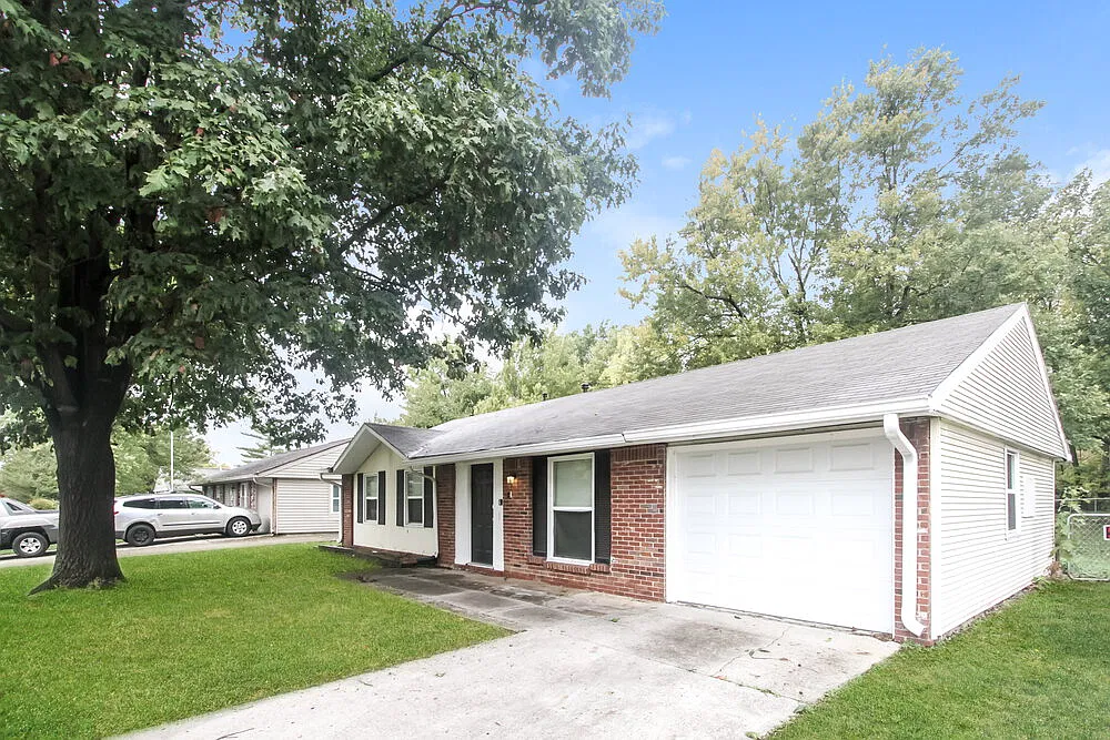 3 bed, 1.0 bath, 1225 sqft, $1,605 — Photo 2