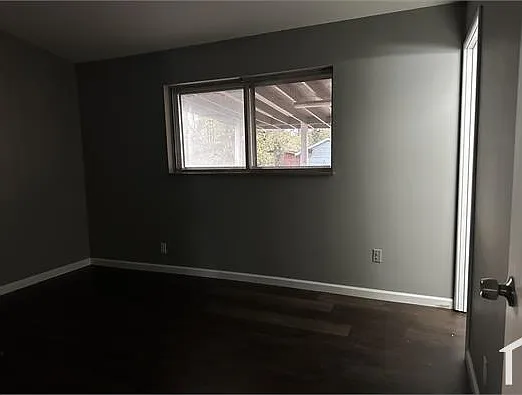 1885 Thunderbird Ave — Photo 5