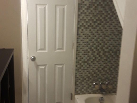 4th image of 912 E 13th St #1B