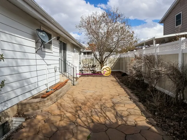 1376 E Rainsborough Rd — Photo 18