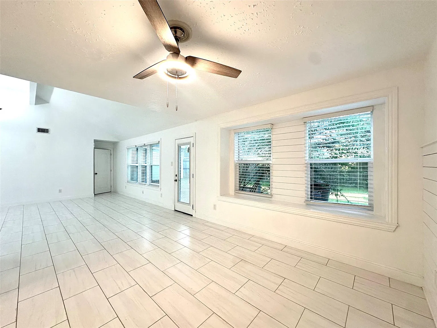 4 bed, 2.0 bath, 1966 sqft, $2,475 — Photo 4