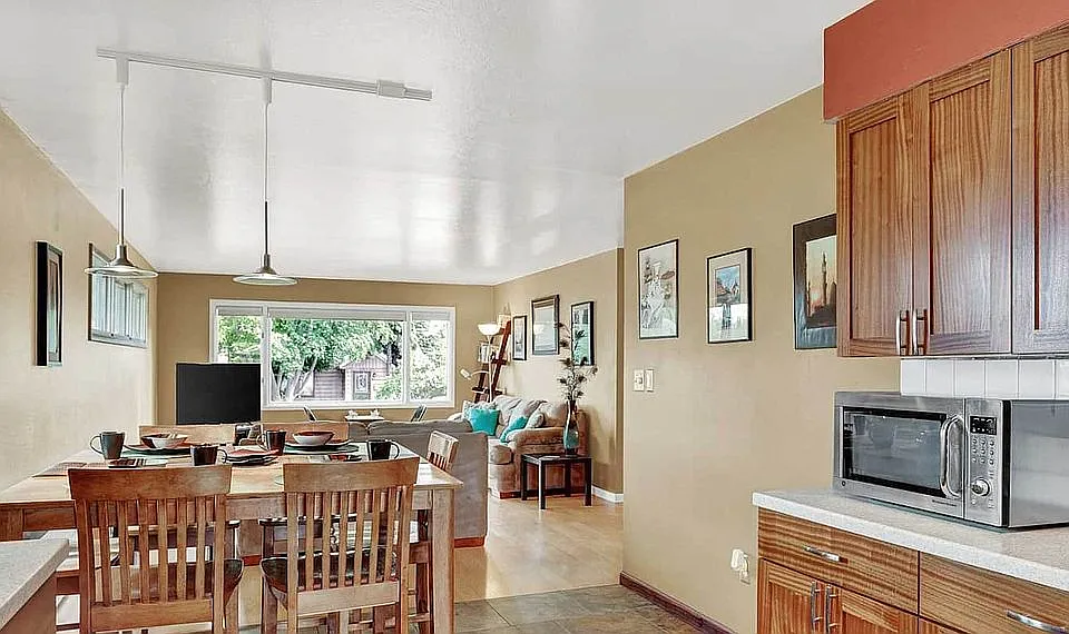 open plan kitchen/livingroom