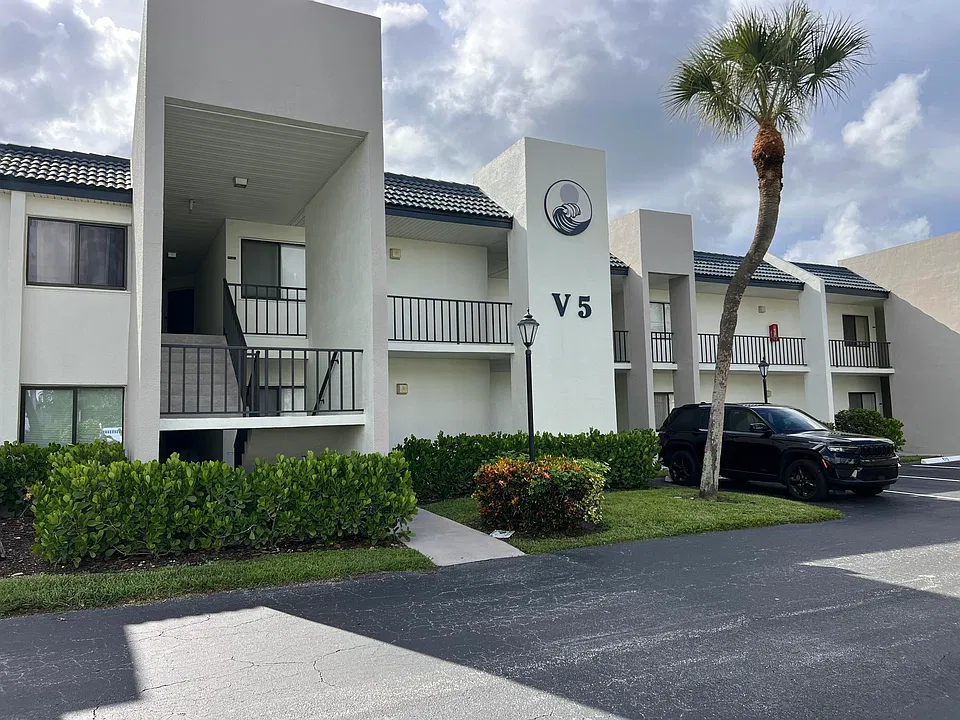 1605 S US Highway 1 #204V5