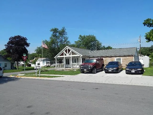 345 Woodlawn Ave photo 1