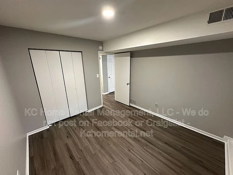 9213 E 54th Ter — Photo 14