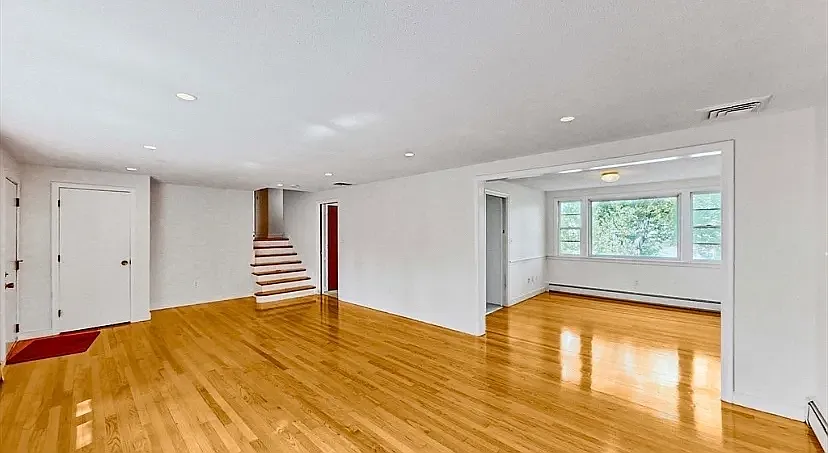3 bed, 2.0 bath, 2200 sqft, $6,000 — Photo 2