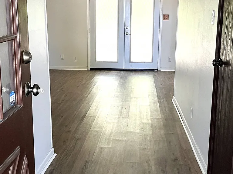 538 Camelot Dr — Photo 2