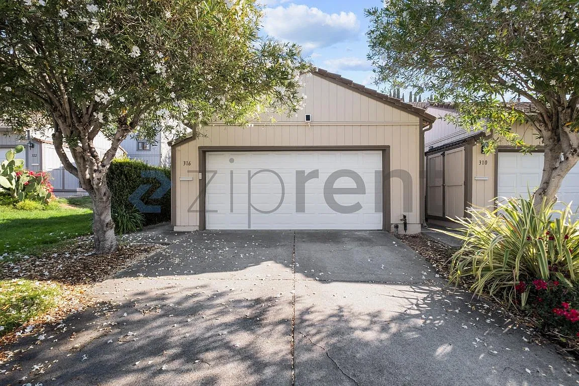 3 bed, 2.5 bath, 1596 sqft, $3,465 — Photo 3