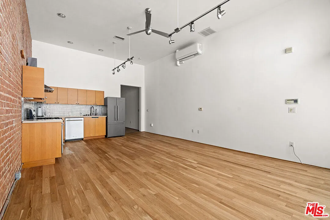 1 bed, 1.0 bath, 1050 sqft, $4,950 — Photo 3