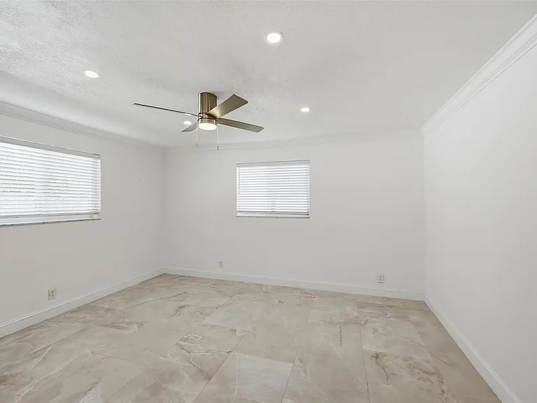 1400 SE 8th Ave — Photo 22