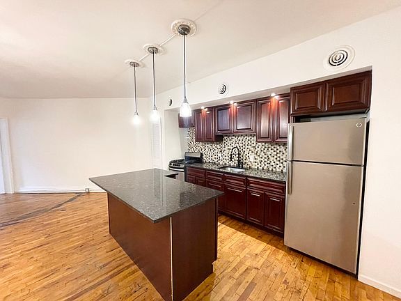 3rd image of 303 N 3rd St Floor 3
