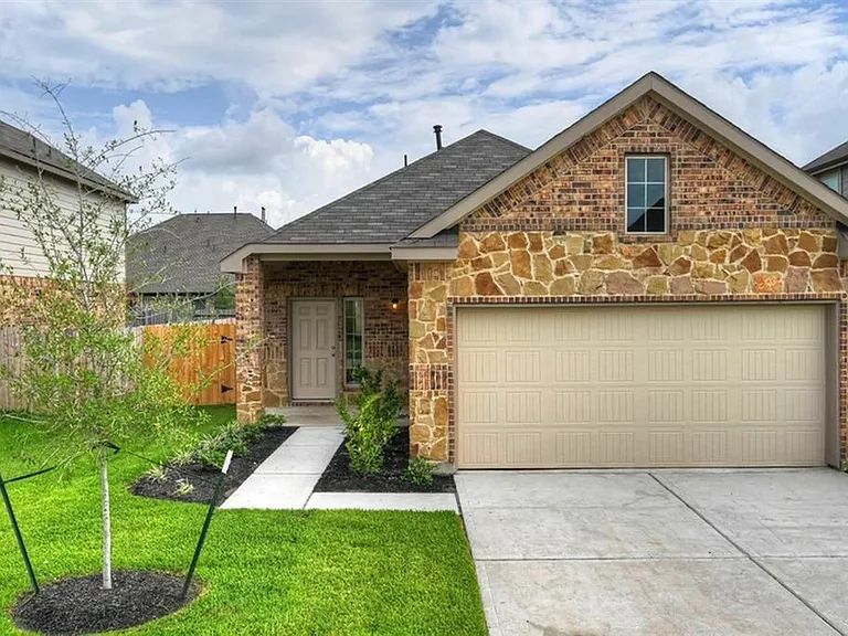 2206 Spring Hollow Dr — Photo 1