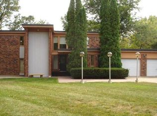 2019 Roe Crest Dr, North Mankato, MN 56003