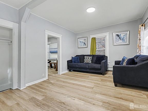 4th image of 181 Hale St