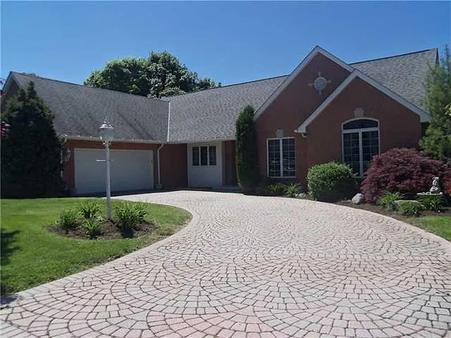102 W Chevalier Ct photo 1