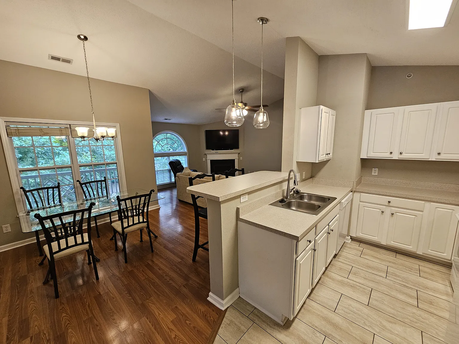 2 bed, 1108 sqft, $1,395 — Photo 2