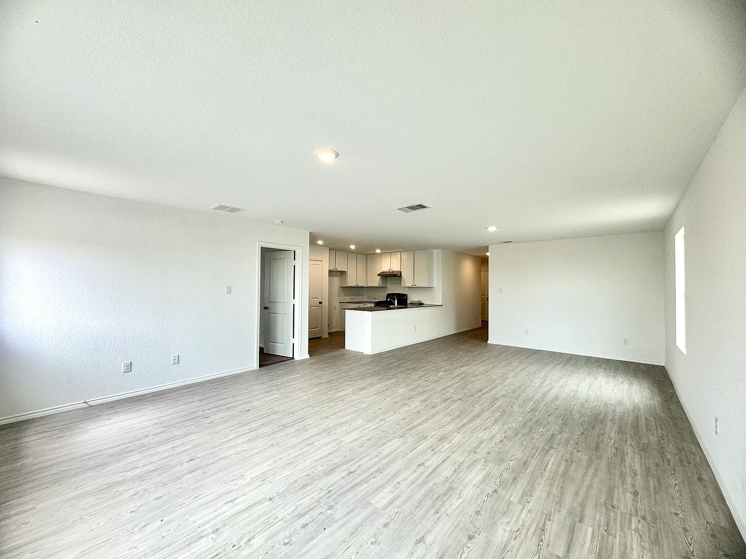 4 bed, 1667 sqft, $2,100 — Photo 2
