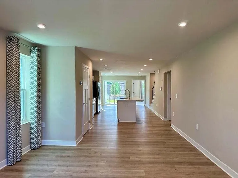 107 Oxbow Dr — Photo 2